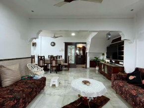 Spacious private room amidst the city